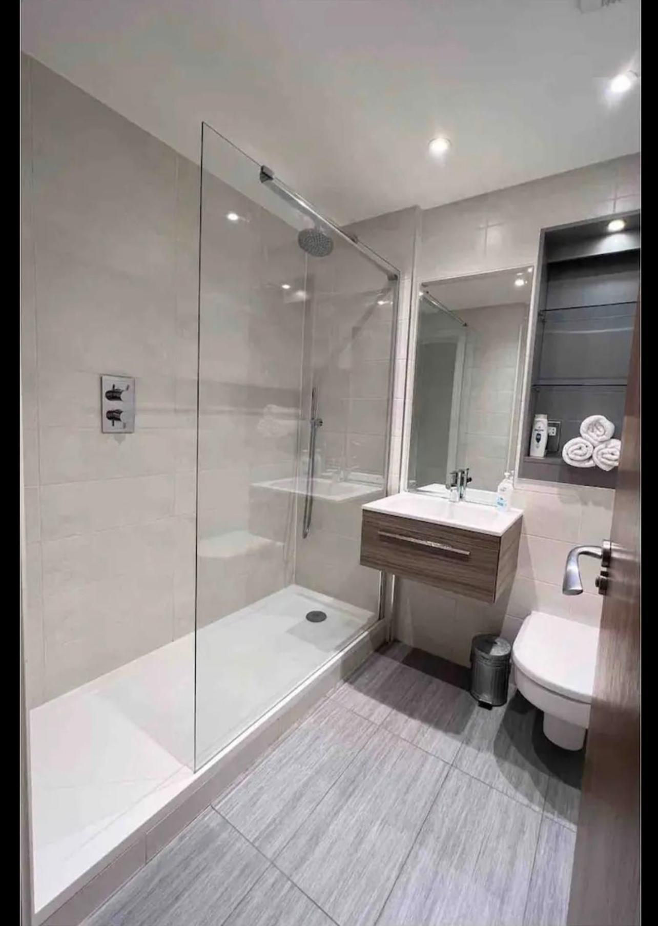 Luxury Apartment Riverside Londra Esterno foto
