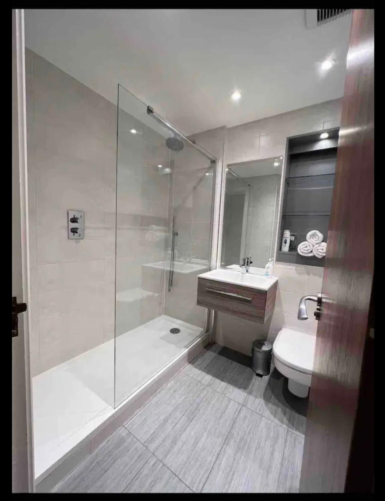 Luxury Apartment Riverside Londra Esterno foto